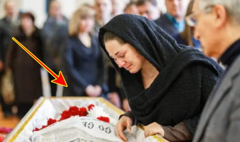 During the funeral and farewell to her husband, the woman suddenly noticed something strange on her sleeve — and immediately interrupted the ceremony